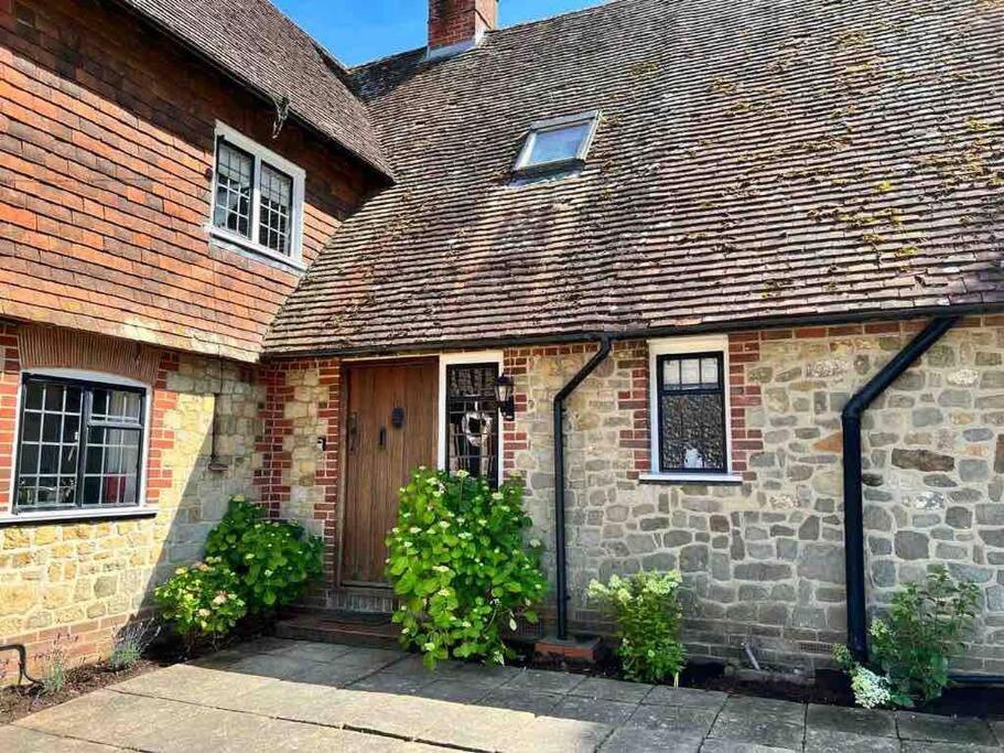 Picturebook Cottage On Prestigious Polo Estate Stedham Exterior photo